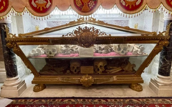 La urna que contiene los huesos de los "Mártires de Damasco", ocho frailes franciscanos de la Orden de los Frailes Menores y tres laicos, los hermanos Francisco, Abdel Mohti y Raphaël Massabki. La urna se encuentra debajo del altar en una capilla dedicada a los mártires franciscanos dentro de la iglesia católica en el barrio cristiano de Bab-Touma (San Pablo) en la Ciudad Vieja de Damasco. El martirio tuvo lugar en la noche del 9 al 10 de julio de 1860. Crédito: Cortesía de HS/Custodia de Tierra Santa.