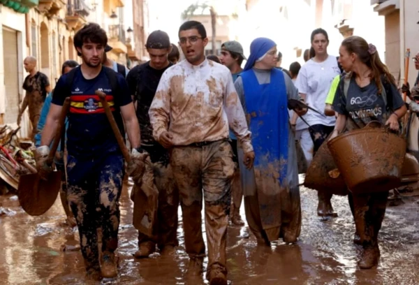 Sacerdotes, religiosas y voluntarios laicos ayudan a quitar barro de las zonas afectadas por la DANA en Valencia. Crédito: Archidiócesis de Valencia.