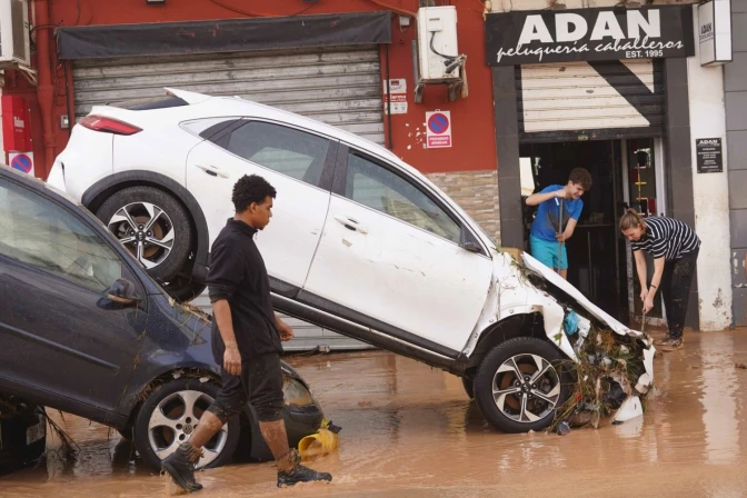 Las riadas dejan al menos 60 muertos en España tras una tormenta huracanada.