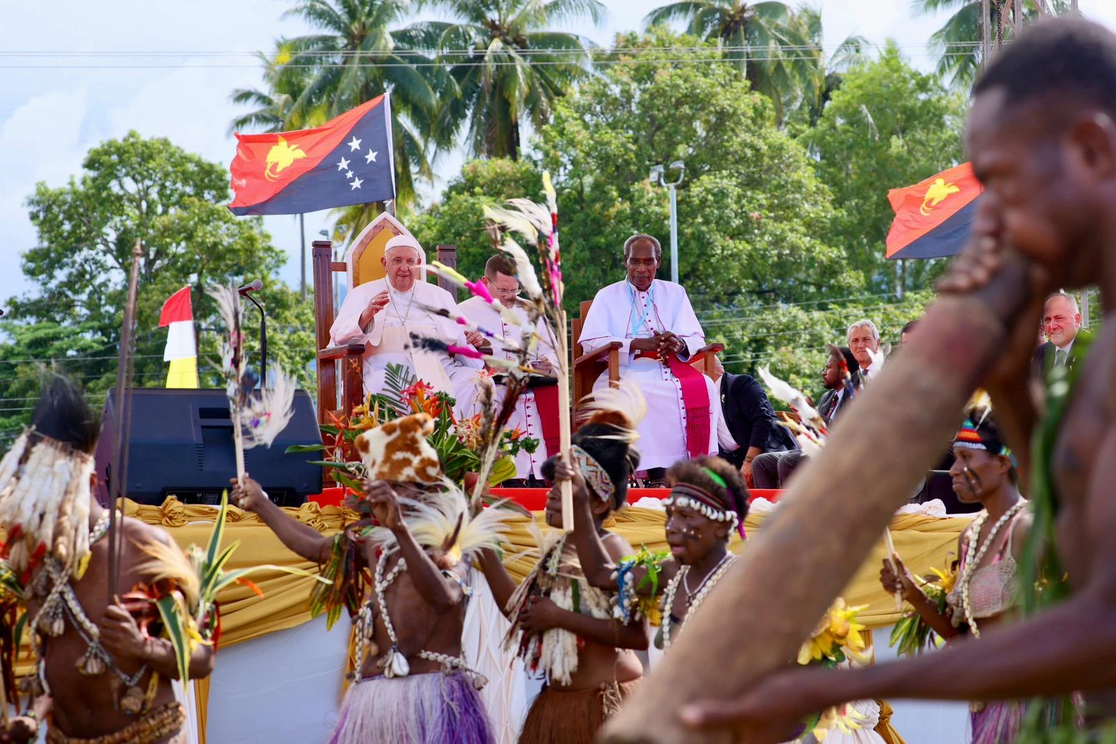 El Papa Francisco disfruta de las danzas autóctonas durante su encuentro con fieles en la Diócesis de Vanimo (Papúa Nueva Guinea).?w=200&h=150