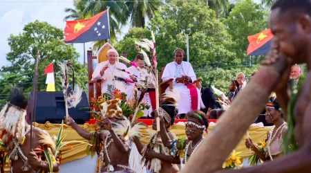 El Papa Francisco disfruta de las danzas autóctonas durante su encuentro con fieles en la Diócesis de Vanimo (Papúa Nueva Guinea).