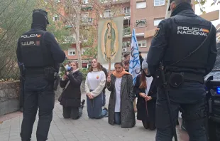 Jóvenes rezan por el fin del aborto el día de los santos inocentes en Madrid, vigilados por la Policía. Crédito: Nicolás de Cárdenas / ACI Prensa