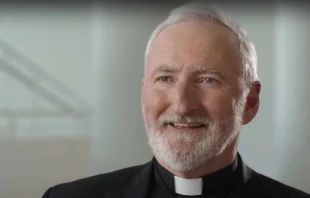 Mons. David G. O'Connell, Obispo Auxiliar de Los Ángeles, explica su llamado al sacerdocio en el programa "The Call" de EWTN, que se emitió el 3 de octubre de 2019. Crédito: EWTN.