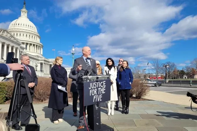 Miembros de la Cámara de Representantes y líderes provida celebran una conferencia de prensa en Washington, DC, el 14 de febrero de 2024, en la que exigen una investigación federal sobre el posible asesinato ilegal de cinco bebés por nacer.?w=200&h=150