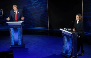 El candidato presidencial Republicano, el expresidente Donald Trump, y la candidata presidencial Demócrata, la vicepresidenta Kamala Harris, debaten por primera vez durante la campaña electoral presidencial en el Centro Nacional de la Constitución el 10 de septiembre de 2024, en Filadelfia. Crédito: Win McNamee/Getty Images.