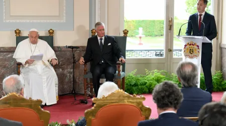 Alexander de Croo durante su intervención en Bélgica unto al Papa Francisco