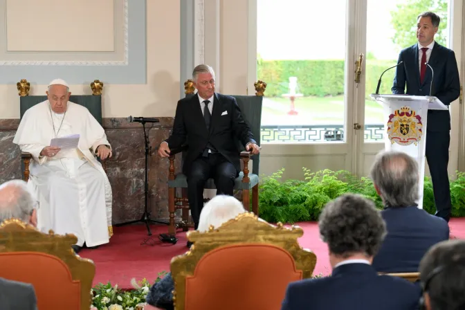 Alexander de Croo durante su intervención en Bélgica unto al Papa Francisco