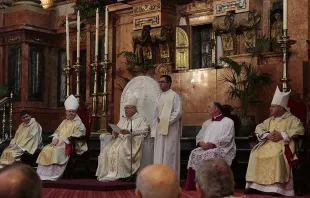 Mons. Demetrio Fernández, Obispo de Córdoba junto con Obispo de Bilbao. emérito de Sevilla y diácono iraquí en Misa Crismal. Foto: Diócesis de Córdoba.  