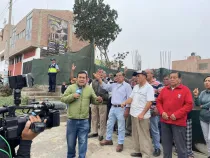 Vecinos del distrito limeño de San Juan de Miraflores denuncian la supuesta extorsión ante las cámaras de televisión nacionales.
