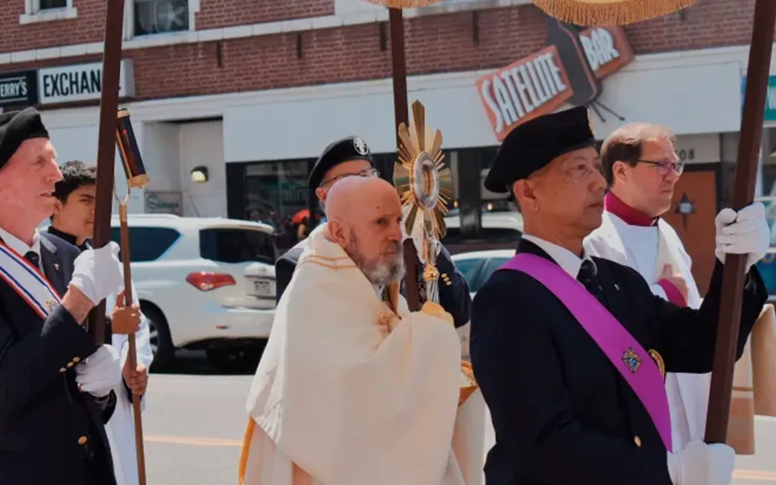 El arzobispo Samuel Aquila encabeza la procesión eucarística por la avenida Colfax de Denver el 9 de junio de 2024.?w=200&h=150