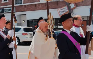 El arzobispo Samuel Aquila encabeza la procesión eucarística por la avenida Colfax de Denver el 9 de junio de 2024. Crédito: Kate Quiñones/CNA.