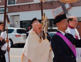 FOTOS: Casi 5.000 personas desafían el calor en la mayor procesión eucarística de la historia de Denver