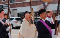 El arzobispo Samuel Aquila encabeza la procesión eucarística por la avenida Colfax de Denver el 9 de junio de 2024.
