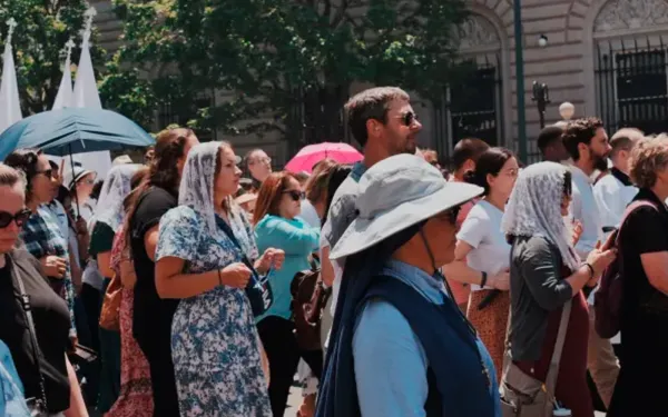 Sor Mary Rose Chinn (en primer plano), hermana de las Siervas de Dios Trino, camina en la procesión eucarística por Denver el 9 de junio de 2024. Crédito: Kate Quiñones/CNA.