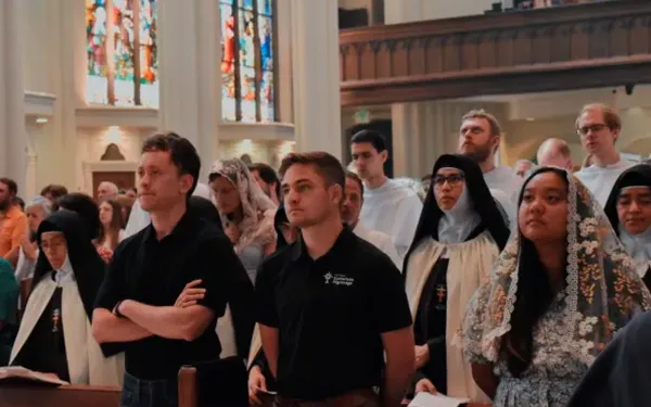 Jack Krebs (centro) y otros peregrinos de la Procesión Eucarística Nacional asisten a Misa en la Catedral Basílica de la Inmaculada Concepción de Denver el 9 de junio de 2024. Crédito: Kate Quiñones/CNA.