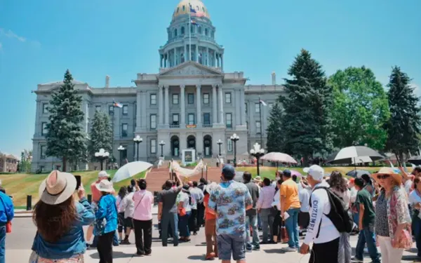 El arzobispo Samuel Aquila bendice el capitolio del estado de Colorado mientras los participantes observan y rezan el 9 de junio de 2024. Crédito: Kate Quiñones/CNA.