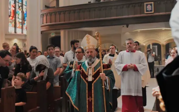El Arzobispo Samuel Aquila procesiona en la Misa en la Catedral Basílica de la Inmaculada Concepción en Denver el 9 de junio de 2024. Crédito: Kate Quiñones/CNA.