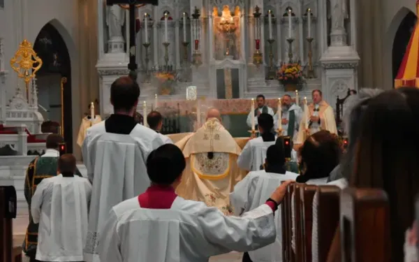 El arzobispo Samuel Aquila prepara la custodia para la procesión en la Catedral Basílica de la Inmaculada Concepción de Denver el 9 de junio de 2024. Crédito: Kate Quiñones/CNA.
