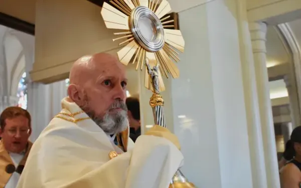 El arzobispo Samuel Aquila saca la Eucaristía de la Catedral Basílica de la Inmaculada Concepción de Denver el 9 de junio de 2024. Crédito: Kate Quiñones/CNA.