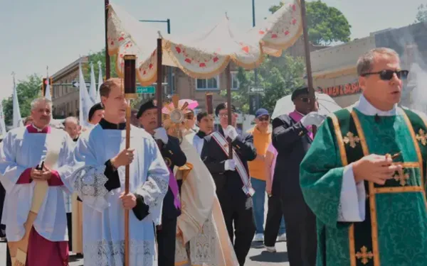 El arzobispo Samuel Aquila lleva la custodia por la avenida Colfax, en el centro de Denver, el 9 de junio de 2024. Crédito: Kate Quiñones/CNA.