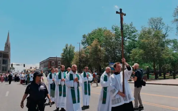 La procesión eucarística de Denver sale de la Catedral Basílica de la Inmaculada Concepción de Denver el 9 de junio de 2024. Crédito: Kate Quiñones/CNA.