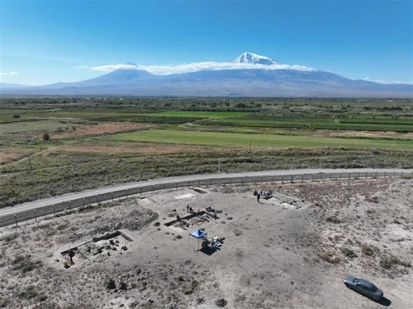 La zona de excavación del yacimiento arqueológico donde se encontraron los restos de una antigua iglesia en Armenia. Crédito: AGAP