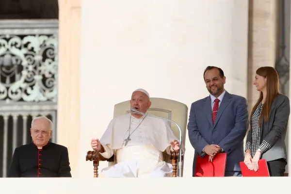 El Papa Francisco presenta a los prometidos en la Plaza de San Pedro. Crédito: Daniel Ibáñez/ EWTN News