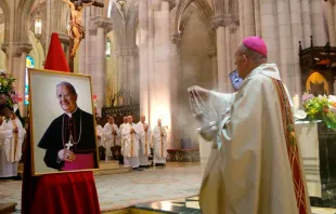 Mons. Carlos Osoro, Arzobispo de Madrid durante la celebraciu00f3n de la festividad del Beato u00c1lvaro del Portillo en la Catedral de la Almudena en Madrid (Espau00f1a). Foto: Pablo Pu00e9rez Tomu00e9.  