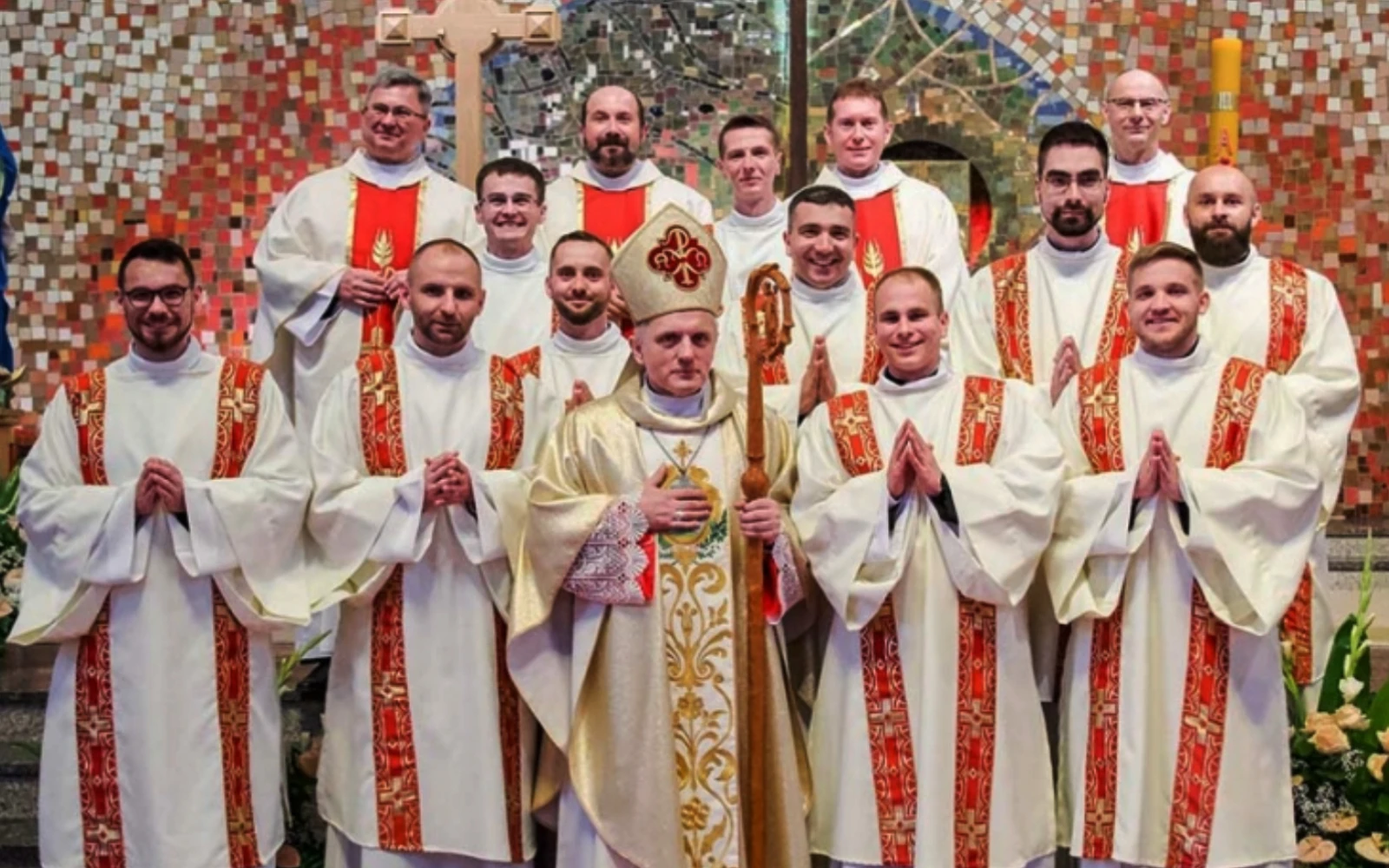 En la foto, 10 diáconos salesianos que fueron ordenados en Polonia, usando dalmáticas, acompañados por el Obispo y cuatro sacerdotes.?w=200&h=150