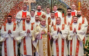 En la foto, 10 diáconos salesianos que fueron ordenados en Polonia, usando dalmáticas, acompañados por el Obispo y cuatro sacerdotes. Crédito: Agnieszka Krzyształowicz - Info ANS