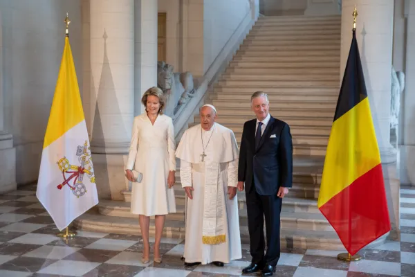 El Papa Francisco junto a los Reyes de Bélgica. Crédito: Daniel Ibáñez/EWTN News