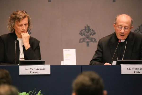 El Arzobispo Bruno Forte y la hermana Antonella Fraccaro hablan con los periodistas en la conferencia de prensa de la encíclica "Dilexit Nos" en el Vaticano el 24 de octubre de 2024. Crédito: Julia Cassell/EWTN News