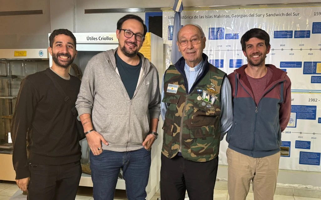 P. Martínez Torrens con el equipo realizador del documental?w=200&h=150