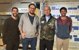 P. Martínez Torrens con el equipo realizador del documental Crédito: FaroFilms