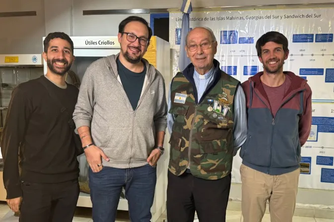 P. Martínez Torrens con el equipo realizador del documental