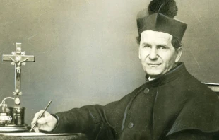 Don Bosco en su escritorio Crédito: Salesianos sdb.org