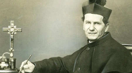 Don Bosco en su escritorio