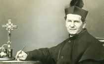 Don Bosco en su escritorio