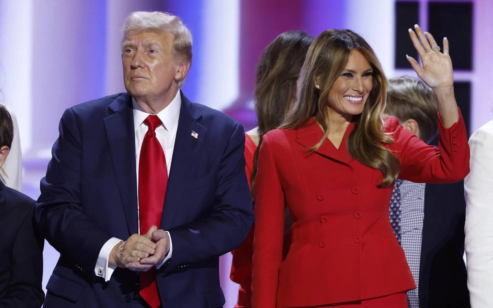 La ex primera dama Melania Trump se une al candidato presidencial Republicano, el expresidente Donald Trump, en el escenario de la Convención Nacional Republicana, el 18 de julio de 2024 en Milwaukee (Estados Unidos).?w=200&h=150