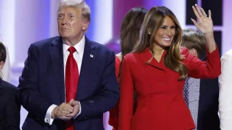 La ex primera dama Melania Trump se une al candidato presidencial Republicano, el expresidente Donald Trump, en el escenario de la Convención Nacional Republicana, el 18 de julio de 2024 en Milwaukee (Estados Unidos).