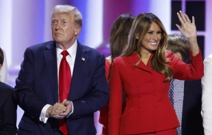 La ex primera dama Melania Trump se une al candidato presidencial Republicano, el expresidente Donald Trump, en el escenario de la Convención Nacional Republicana, el 18 de julio de 2024 en Milwaukee (Estados Unidos). Crédito: Chip Somodevilla / Getty Images.