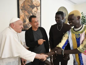 El Papa recibe a actores de «Io Capitano», película sobre el drama migratorio africano