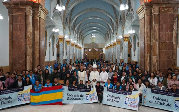 Catechists next to the Archbishop of Cuenca, Mons. Marcos Pérez. Credit: Radio Católica Cuenca.