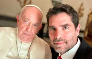 El Papa Francisco y Eduardo Verástegui en el Vaticano Crédito: Cortesía Eduardo Verástegui