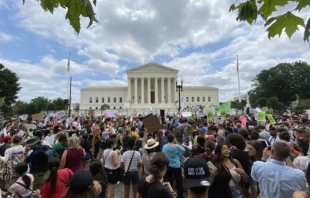 Las afueras de la Corte Suprema de Estados Unidos en Washington, DC, después de que el tribunal publicara su decisión en el caso del aborto Dobbs el 24 de junio de 2022. Crédito: Katie Yoder - EWTN News