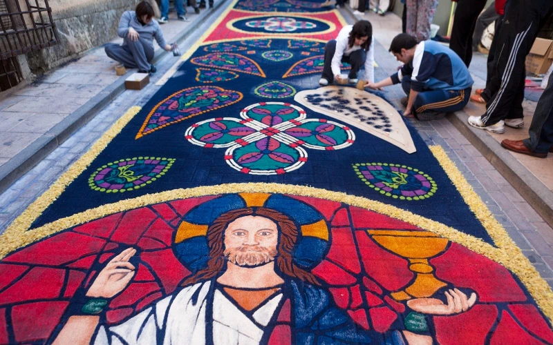 Alfombras de colores en el Corpus Christi: una curiosa historia cargada de tradición