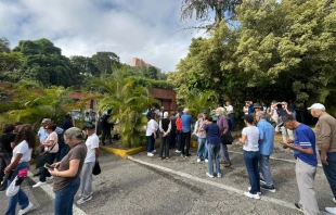 Electores en torno a un centro de votación en Caracas, durante la jornada del 28 de julio. Crédito: Andrés Henríquez-ACI Prensa.