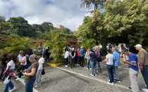 Electores en torno a un centro de votación en Caracas, durante la jornada del 28 de julio.