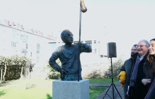 Escultura del P. Elías Valiño , creador de las flechas amarillas que señalan en Camino de Santiago. Crédito: Captura de YouTube La flecha amarilla.