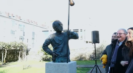 Escultura del P. Elías Valiño , creador de las flechas amarillas que señalan en Camino de Santiago.